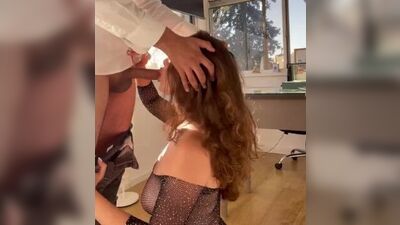 My daddy fucks me in his office - הדאדי שלי מזיין אותי במשרד שלו