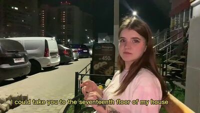 Подцепил школьницу на улице и трахнул её в подъезде.