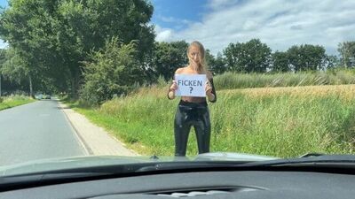 Junge Schlampe lässt sich von unbekannten öffentlich hart ficken