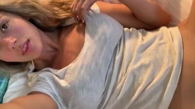 Amateur Babe Fingers Her Pussy Till She Cums