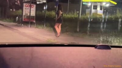 Si ferma davanti a una prostituta per strada e la scopa nel parcheggio. Escort