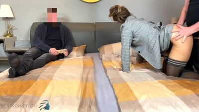 Threesome sex meeting - intern fucks female boss and shoots cum on her pussy - stranger is observing