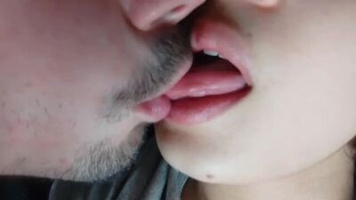 SALIVA FRENCH TONGUE KISSING - Real Couple CLOSE UP HD