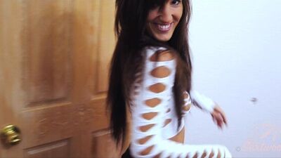 Petite brune française baise avec un voisin excité - Amateur Sextwoo -