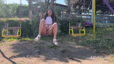 Плохая девчонка пописала когда каталась на качелях