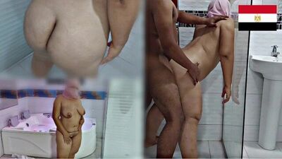 جوزتي الشرموطة رجعت من الكباري لي بتشتغل فيه وقالت لي بدي استحم تعال إفشخي وسط المية 