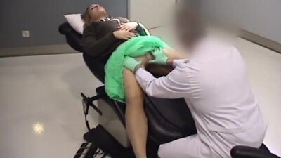 Esto es lo que tu novia hace en la consulta del doctor