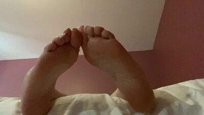 Watching step sis while you hide under the bed/ hitachi fun