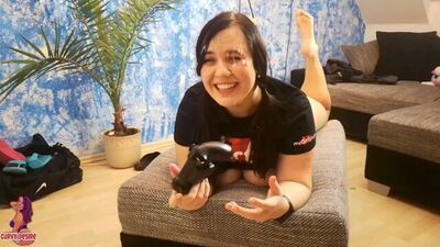 Gamergirl: heißes wird gefickt während sie weiter zockt!